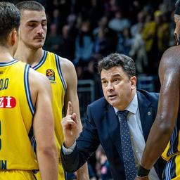Alba's head coach Israel Gonzalez in conversation with his team (Image: Imago/Camera4+)