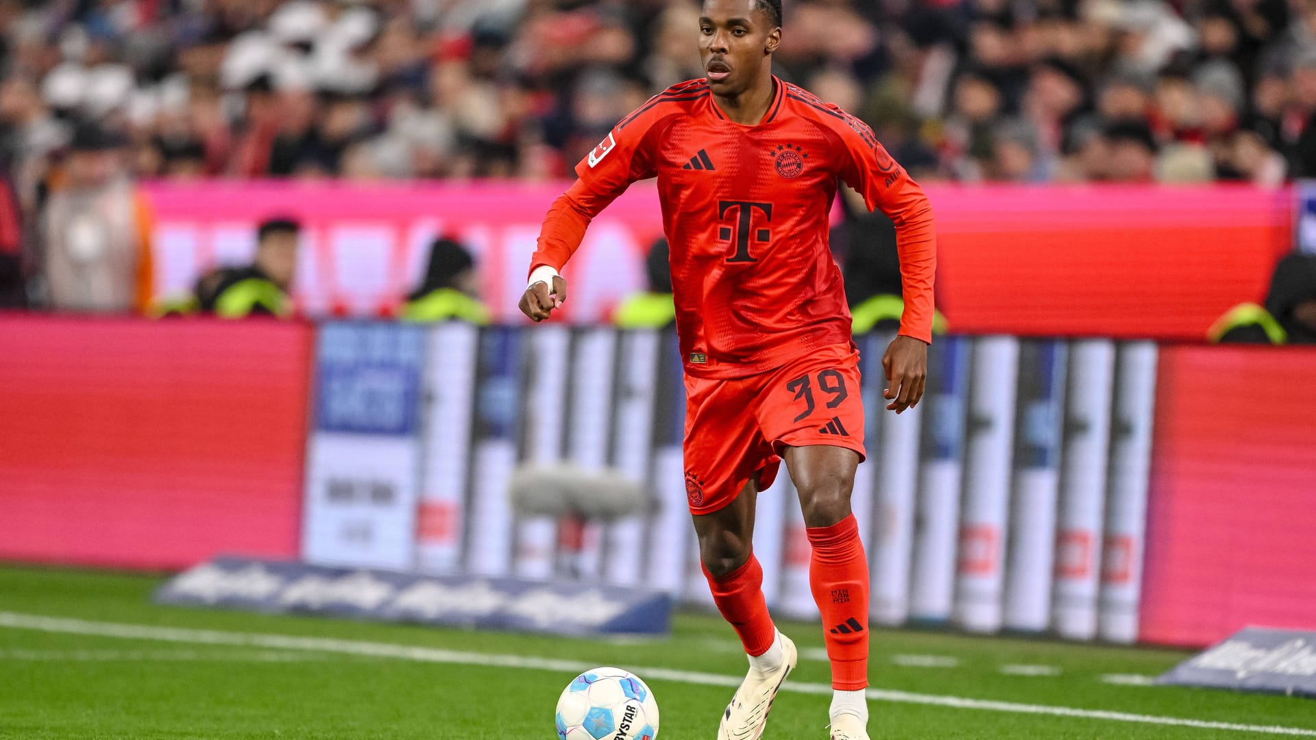 Mathys Tel on the ball: The FC Bayern player will probably stay in Munich. (archive image)
