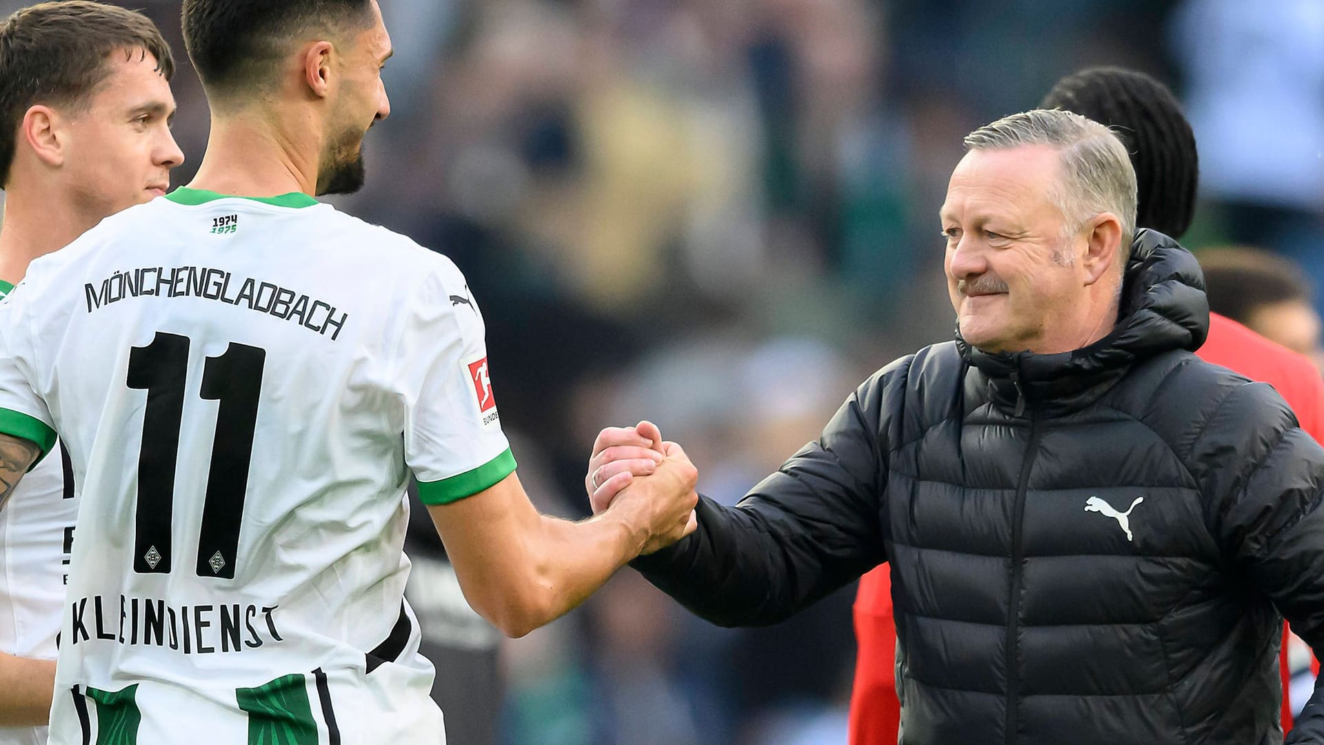 Tim Kleindienst claps with Roland Virkus (right): The sports director stays with Borussia even longer.