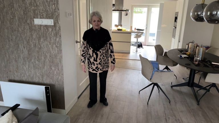 Sylvia must replace her PVC floor due to moisture damage (photo: Tom van den Oetelaar).
