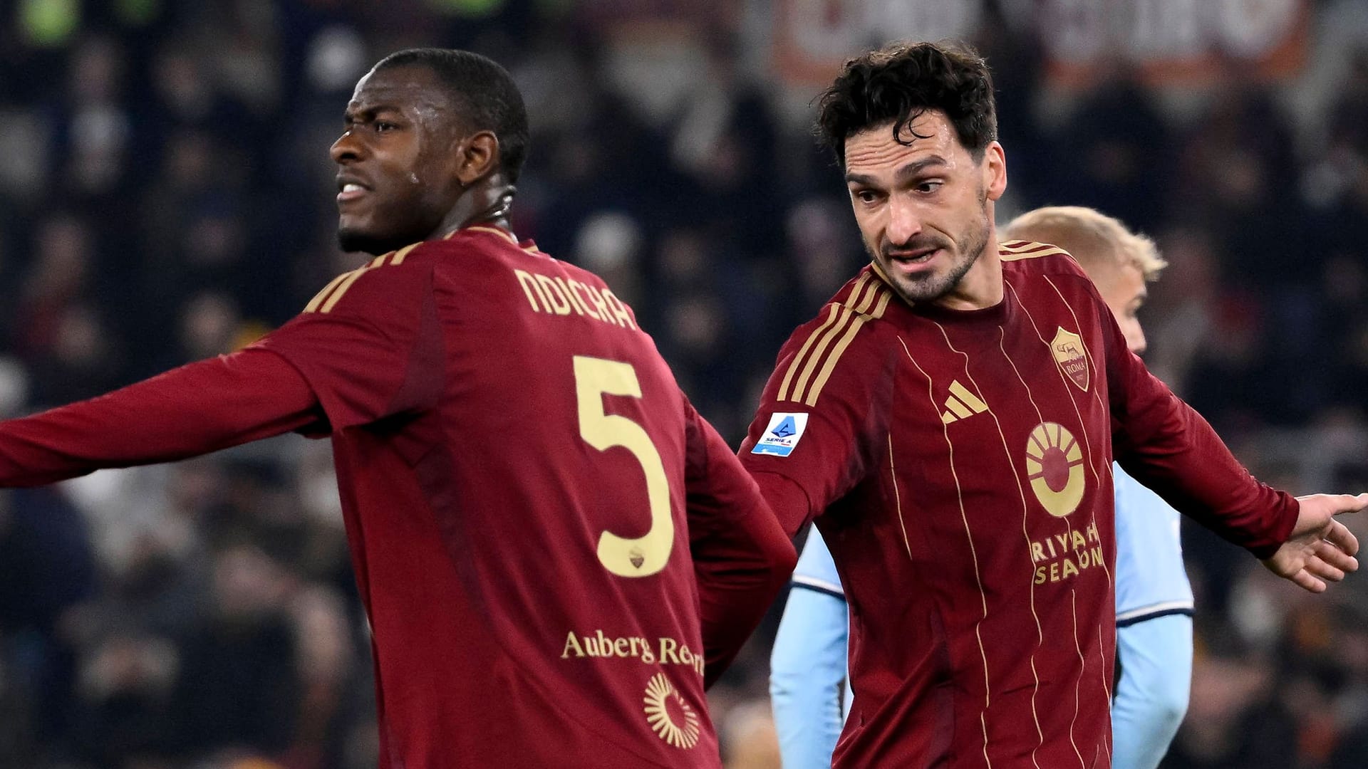 Evan N'Dicka and Mats Hummels (r.): The German was on the starting grid for the third time in a row. Evan N'Dicka and Mats Hummels (r.): The German was on the starting grid for the third time in a row.