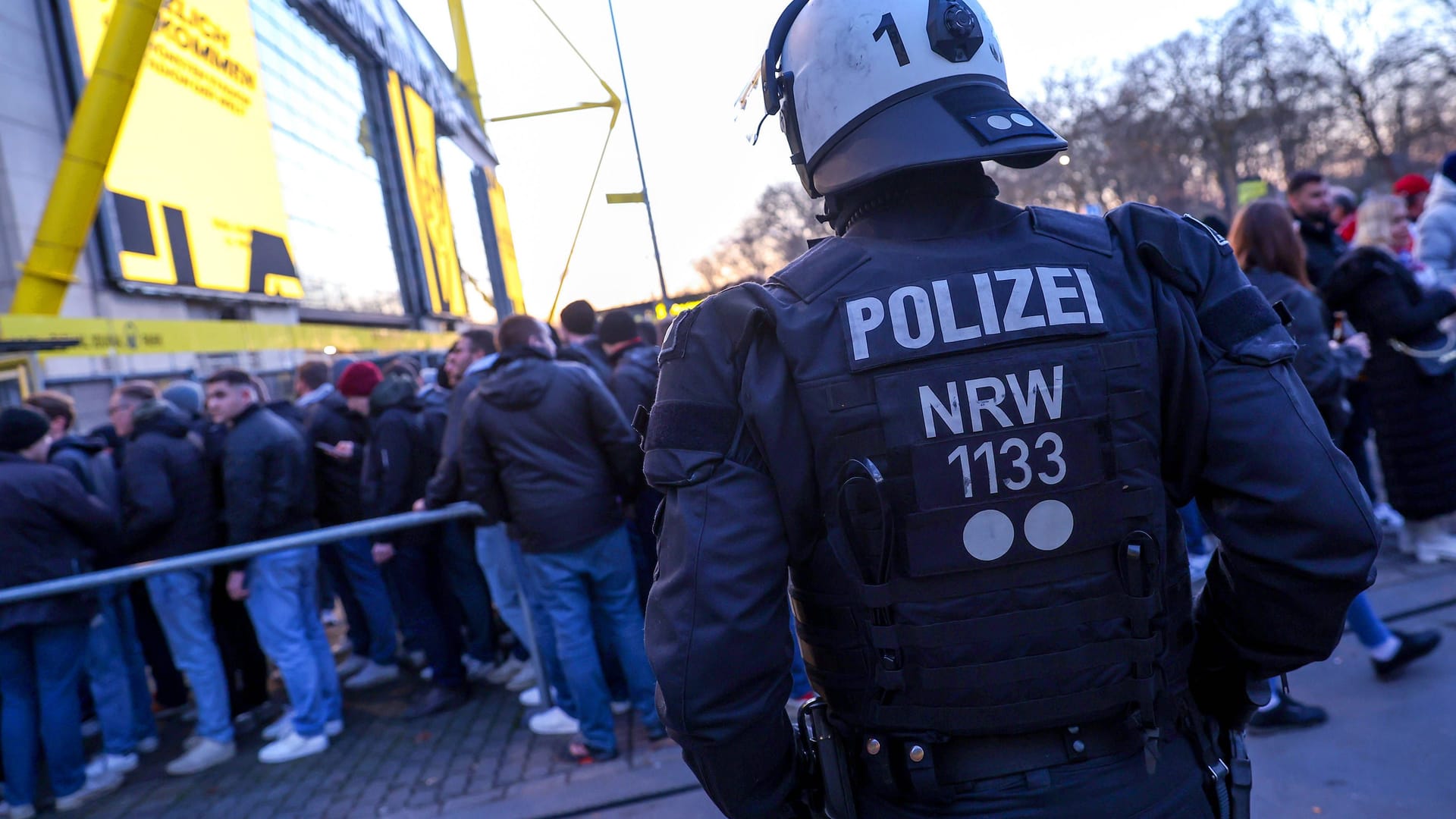 A police officer: He stands in front of the Signal Iduna Park in Dortmund (symbolic image).