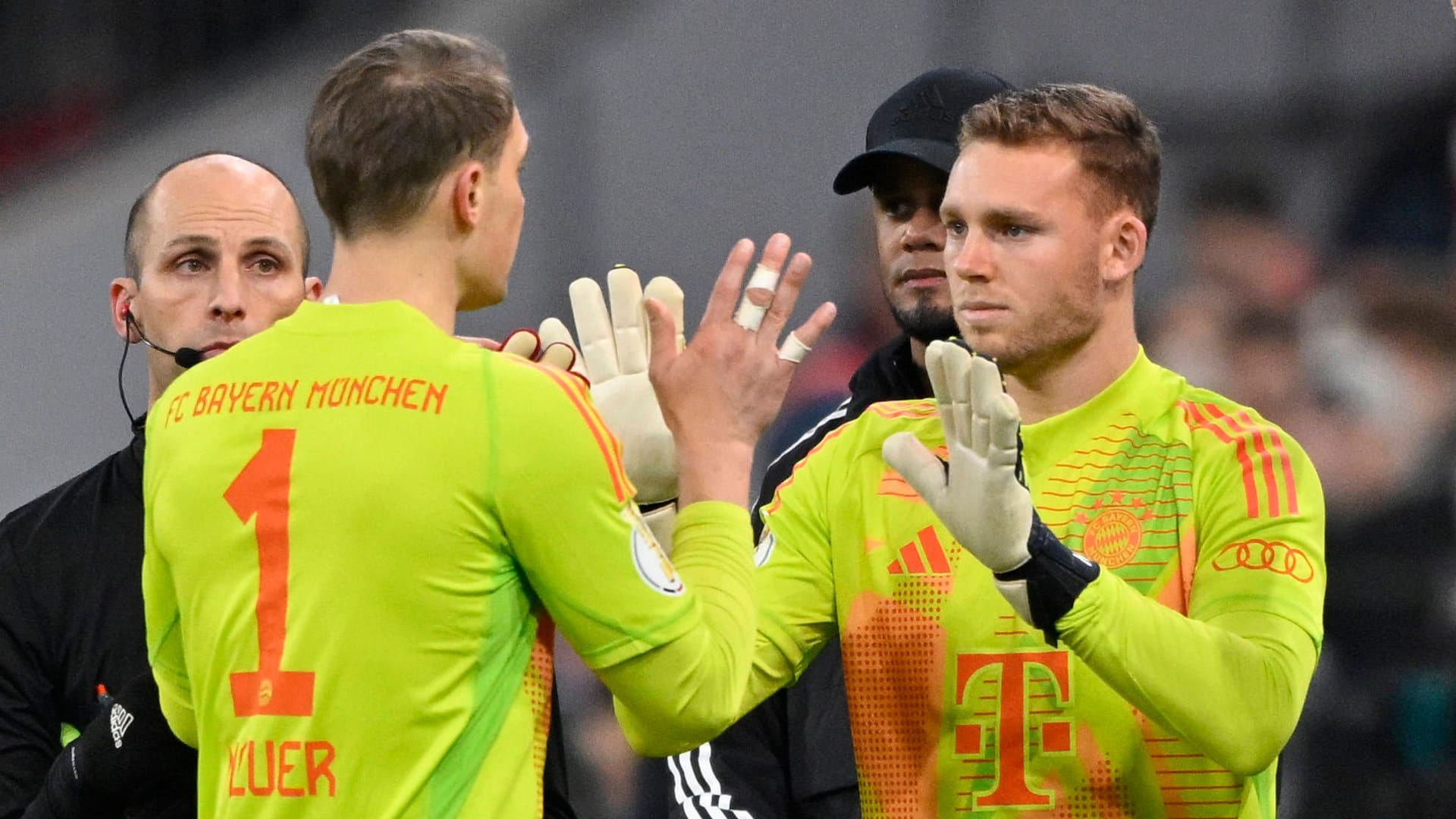 Manuel Neuer and Daniel Peretz (r.): The Israeli recently represented the German in goal.