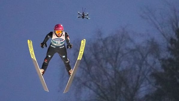 A drone follows the German ski jumper Felix Hoffmann: The device crashed in Bischofshofen.