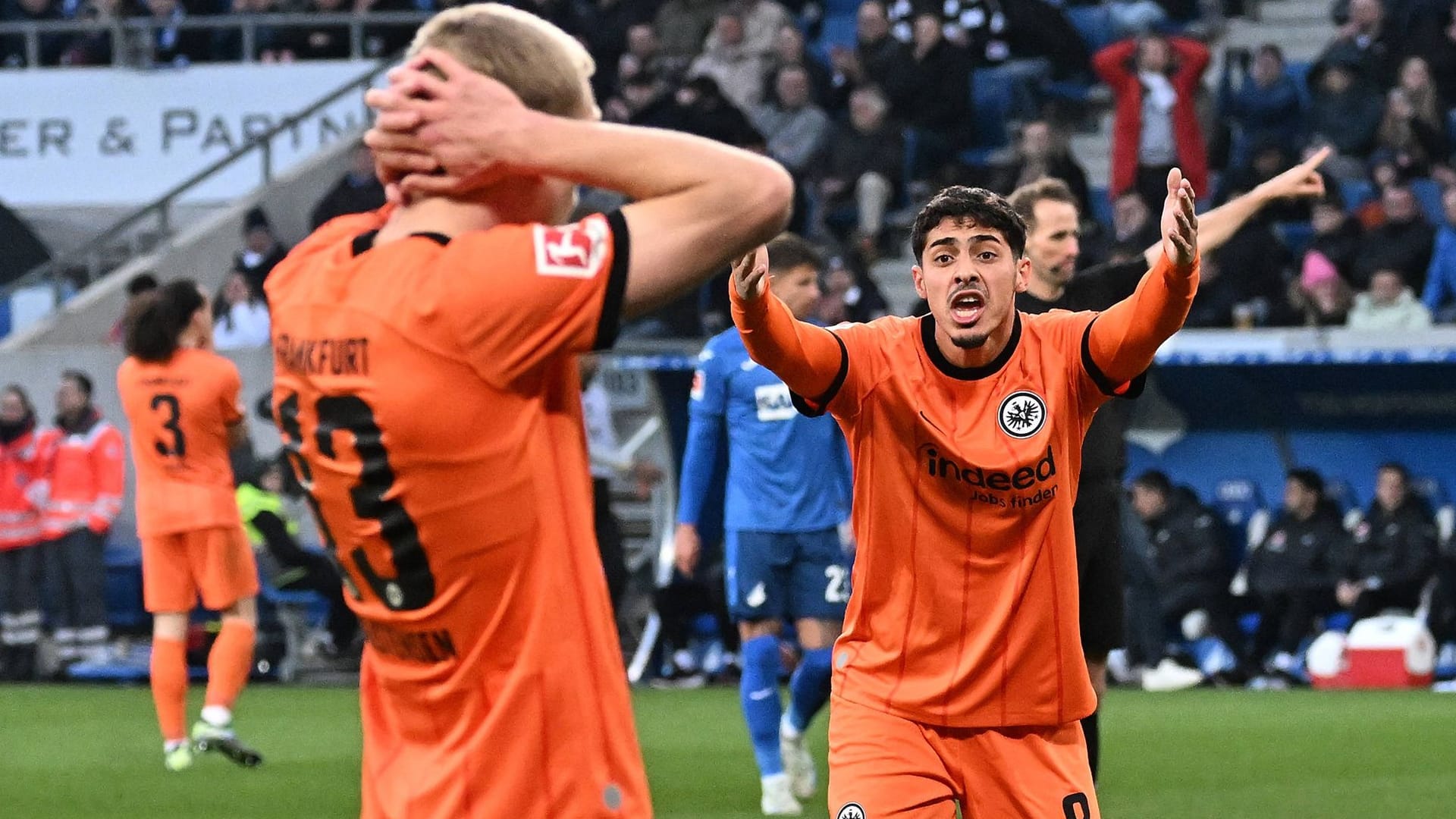 Rasmus Kristensen (l.) can hardly believe it: Frankfurt didn't win against Hoffenheim.