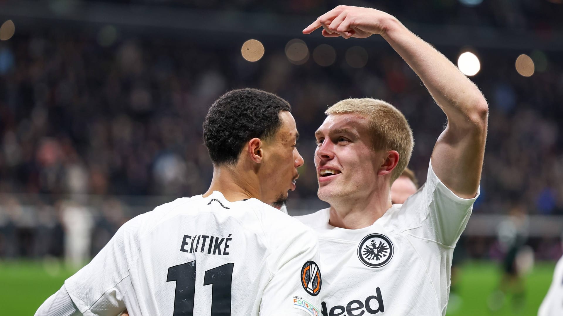 Hugo Ekitiké (l.) is celebrated by Rasmus Kristensen: The Frenchman scored Frankfurt's second goal. Hugo Ekitiké (l.) is celebrated by Rasmus Kristensen: The Frenchman scored Frankfurt's second goal.