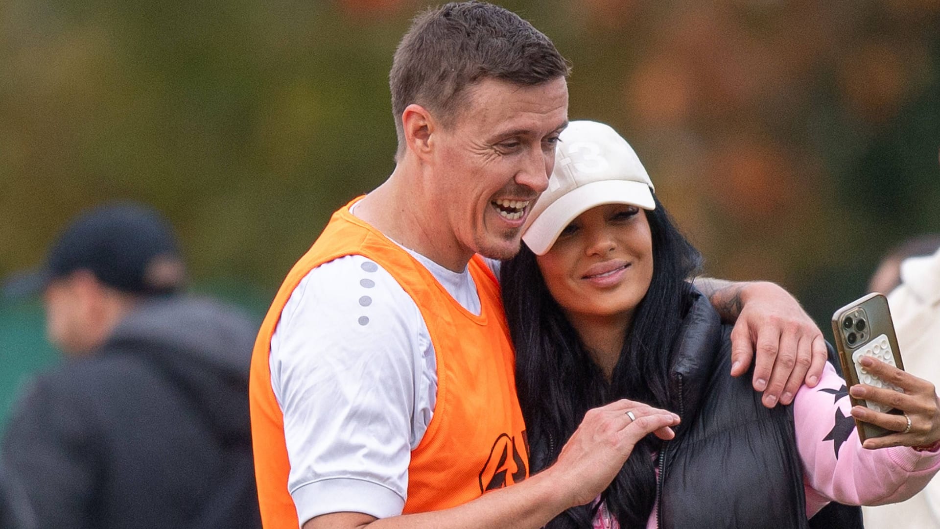 Max courses and wife Dilara after a game: emigration from Germany?