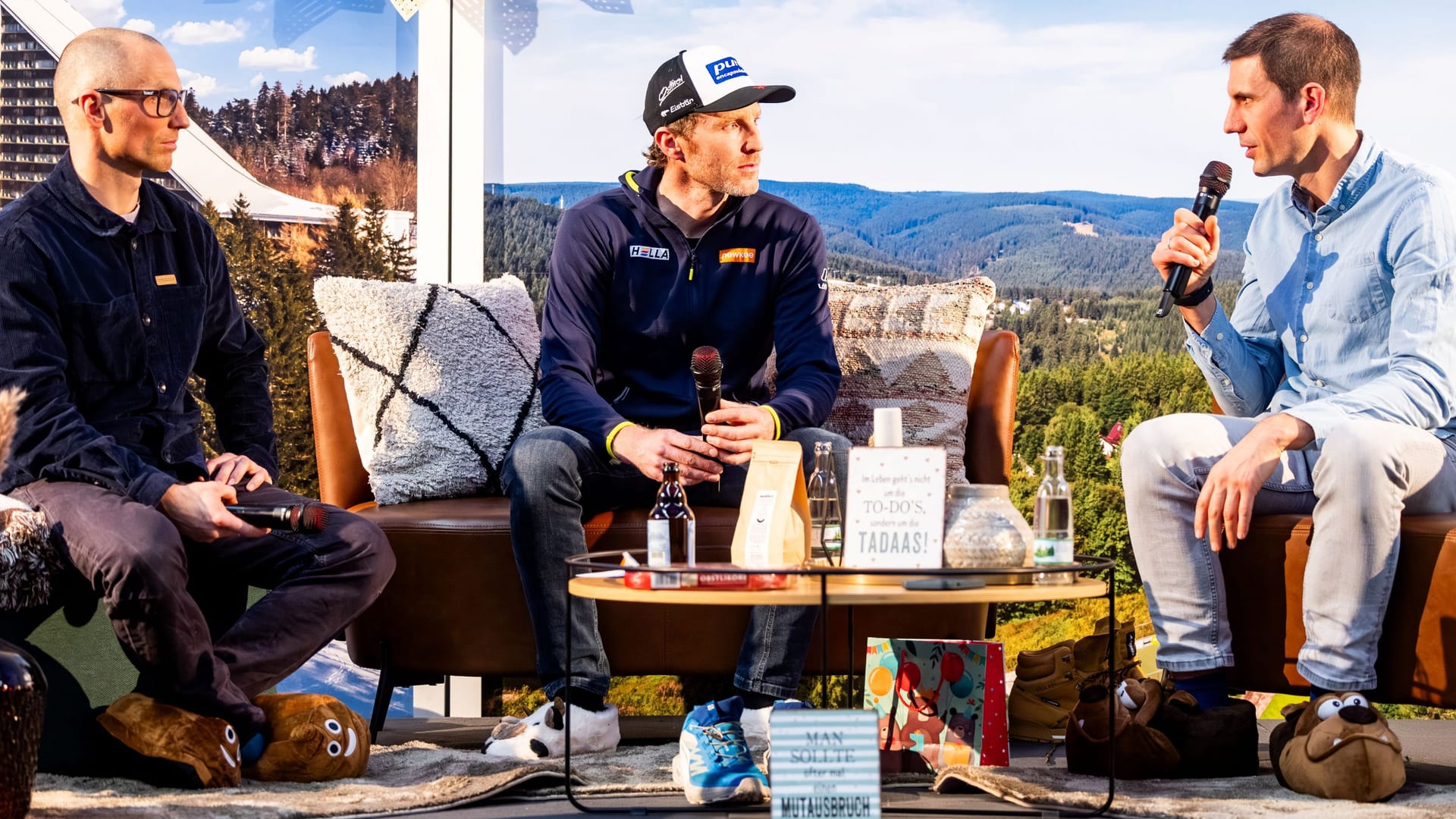Live podcast in Oberhof: Erik Lesser (l.) and Arnd Peiffer (r.) invited Simon Eder to talk shop on the sidelines of the World Cup in Thuringia.