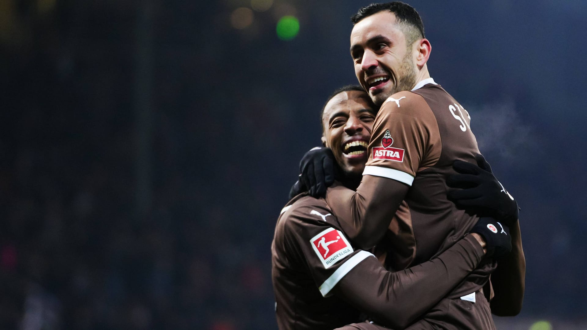 Morgan Guilavogui celebrates with Manolis Saliakas: FC St. Pauli celebrated the second home win of the season.