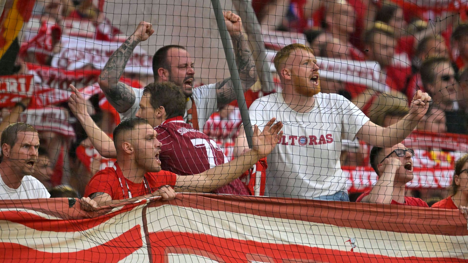 Fans in the Allianz Arena: An alliance is stunned.