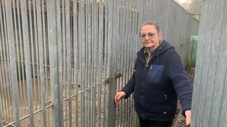 Gerda at the now empty dog ​​kennels (Photo: René van Hoof)