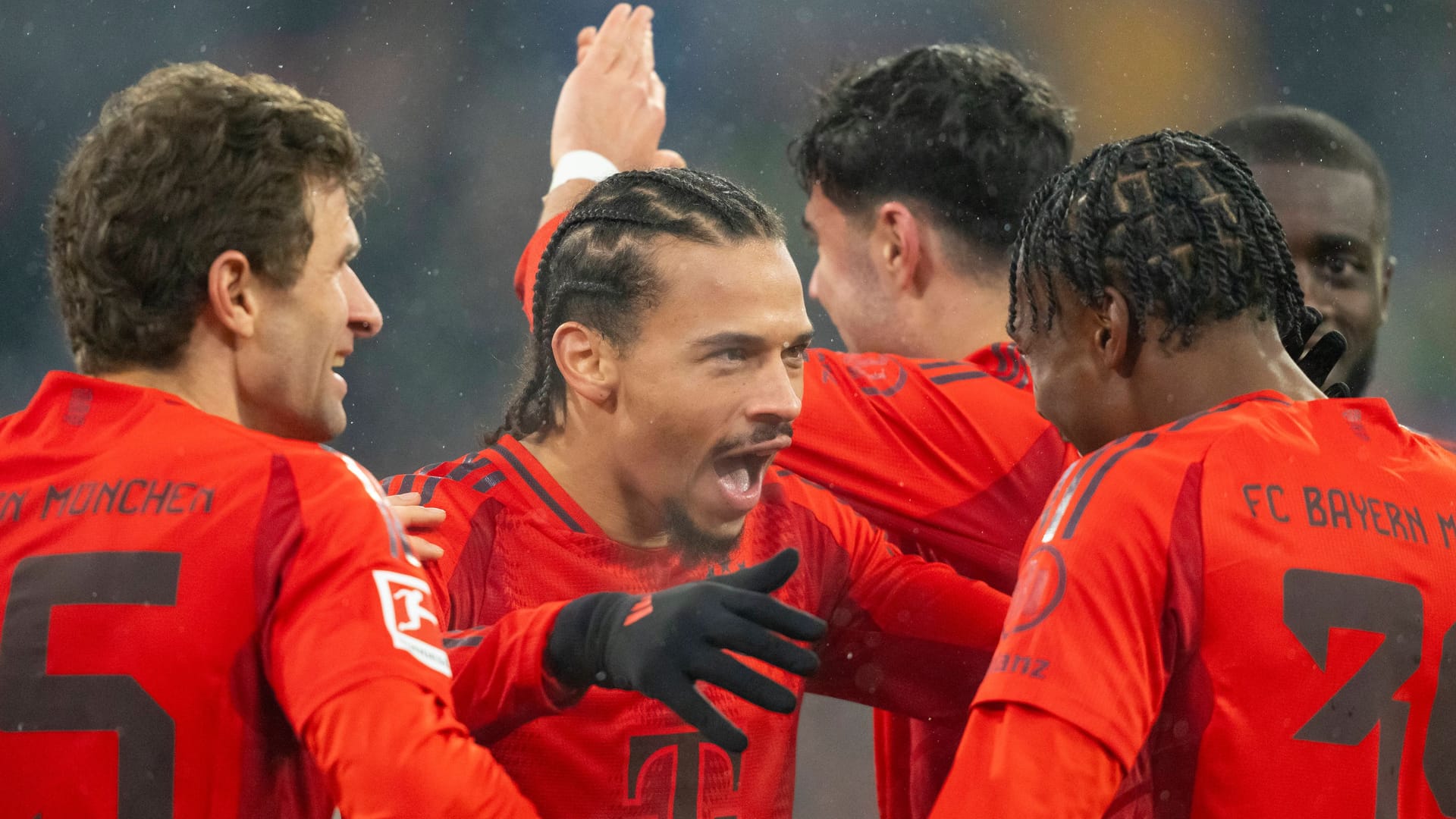 In a celebratory mood: The stars of FC Bayern around double goalscorer Sané (M.).