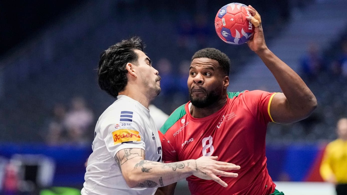 Portugal Victor Iturriza Alvarez (right) in the duel against Chiles Matias Paya: The duel decided on the German quarter -final opponent.