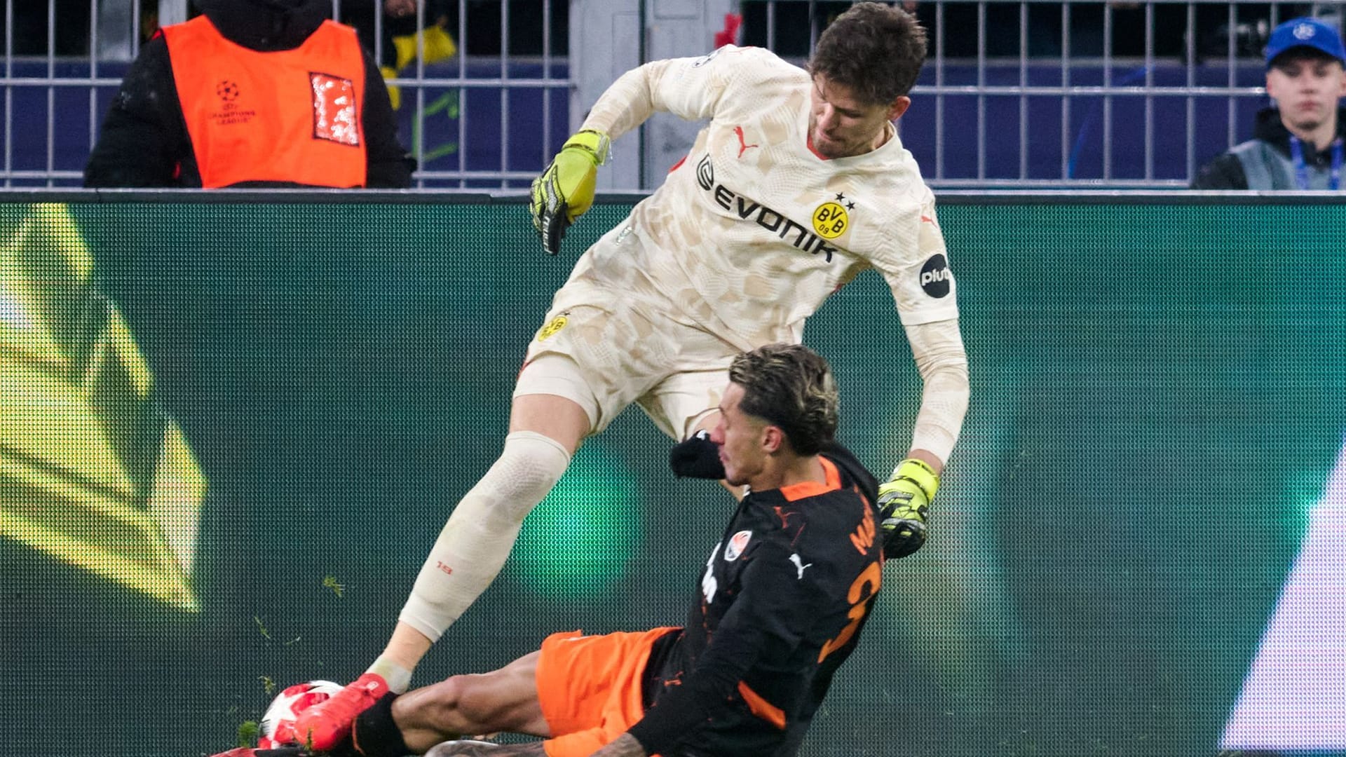 BVB keeper Kobel failed against Donetsk.