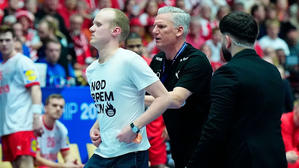 Dänemarks Trainer Nikolaj Jacobsen (53) schiebt den Flitzer vom Parkett