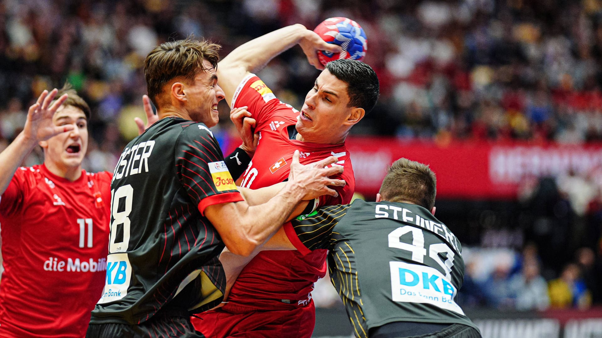 National players from Germany and Switzerland fight for the ball: Shortly before half-time, things became a little quieter in the stands due to a medic call.