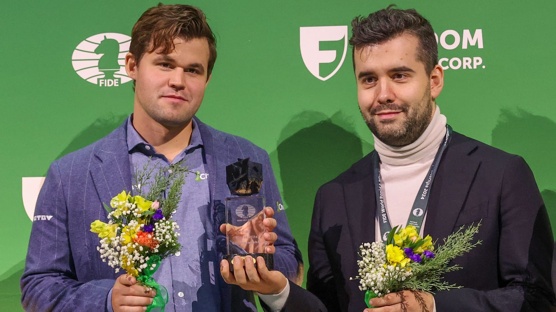 Magnus Carlsen (left) and Jan Nepomnjaschtschi after the end of the World Blitz Chess Championship: Sharp criticism.