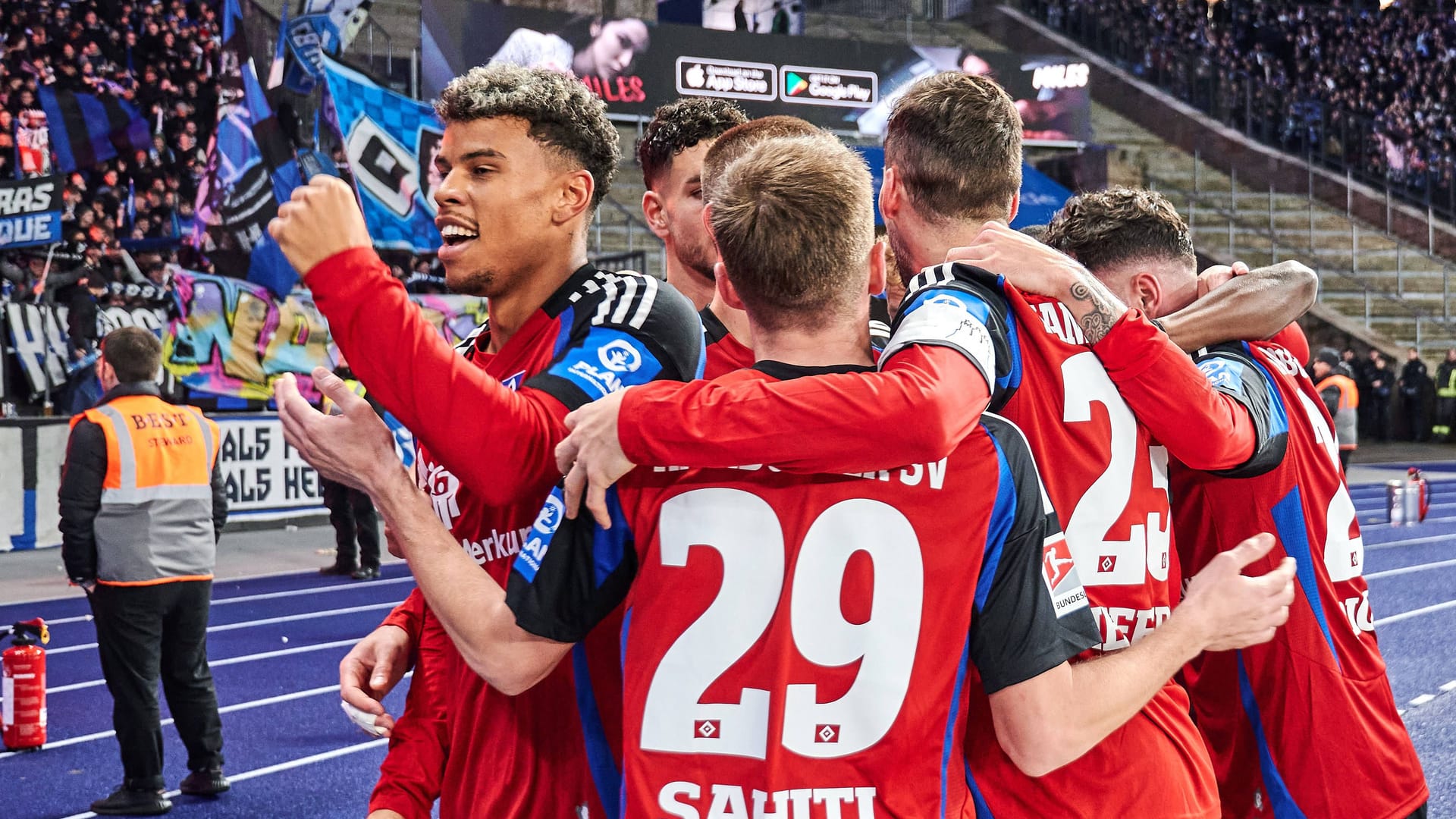 The HSV cheers: Sahiti (left) scored the winning goal.