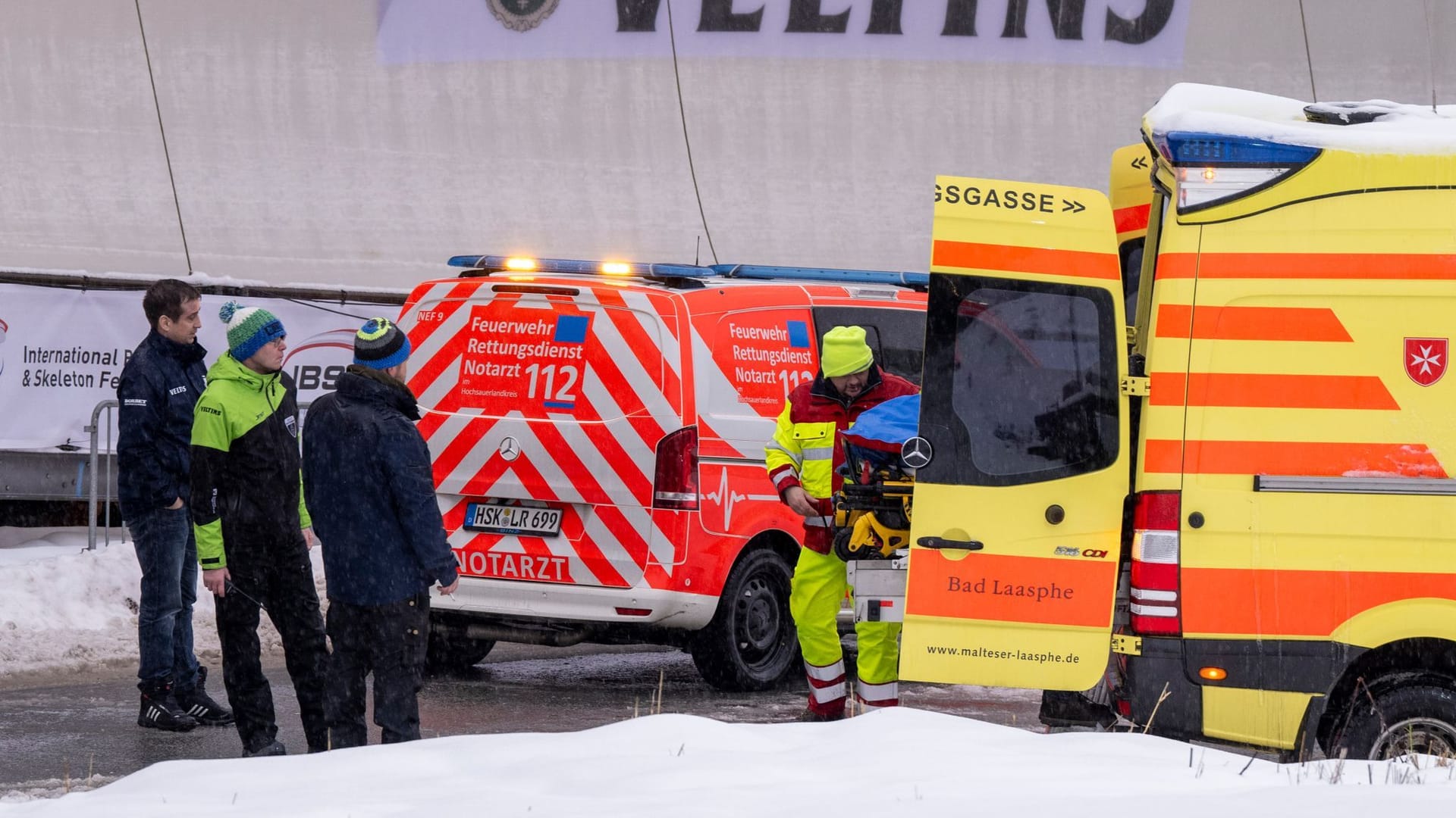 Winterberg: Doctors are treating the pusher of a track bobsleigh who fell while driving and was seriously injured.
