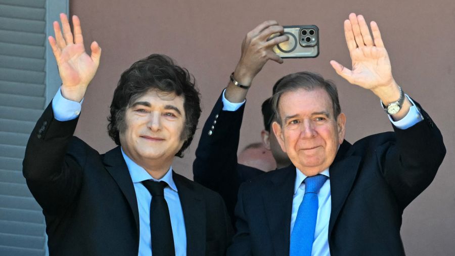 Photogallery The president of Argentina, Javier Milei, and the leader of the Venezuelan opposition, Edmundo González Urrutia, greet their supporters gathered in the Plaza de Mayo.