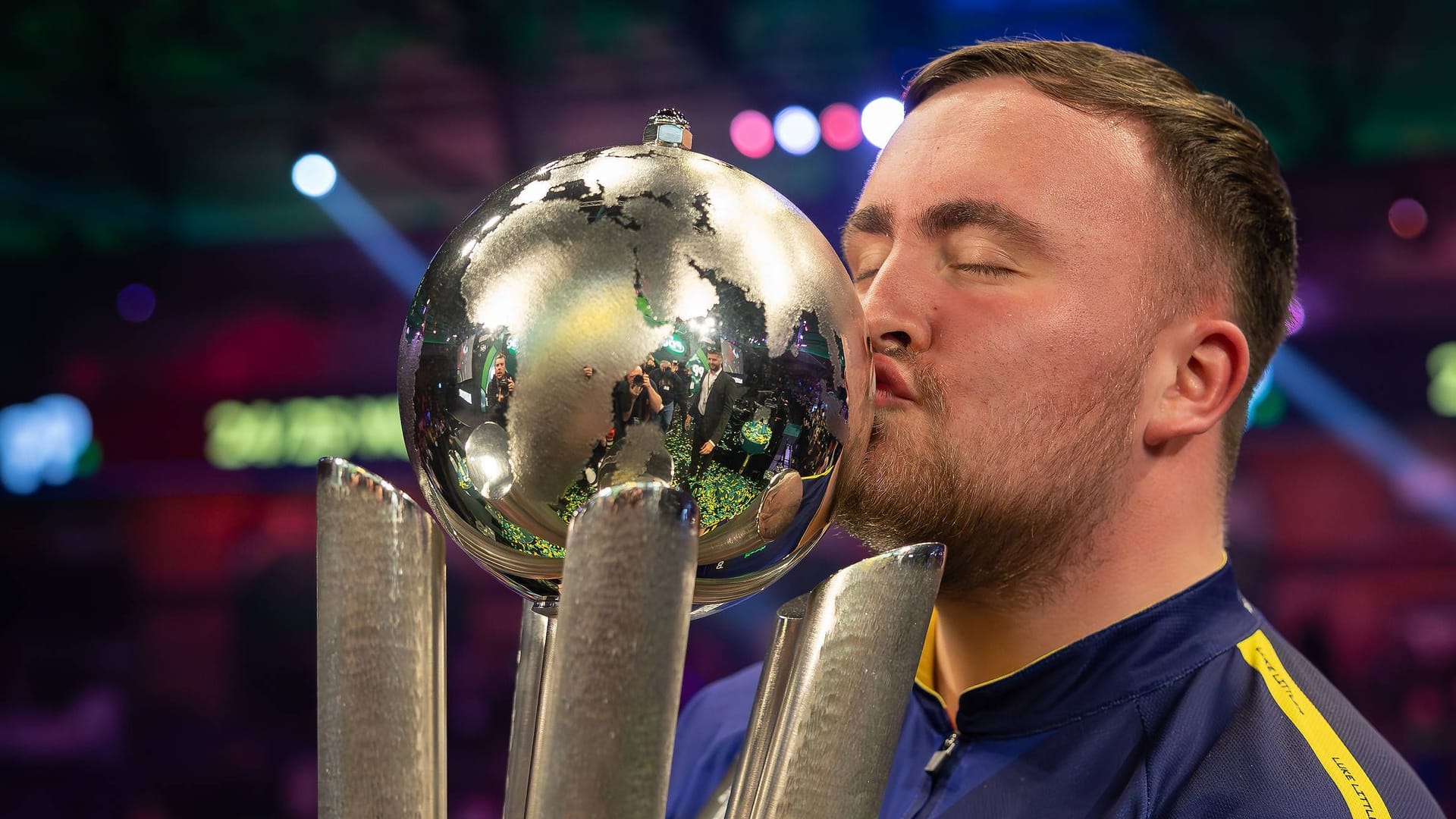 Luke Littler: He kissed the Sid Waddell Trophy after his victory.