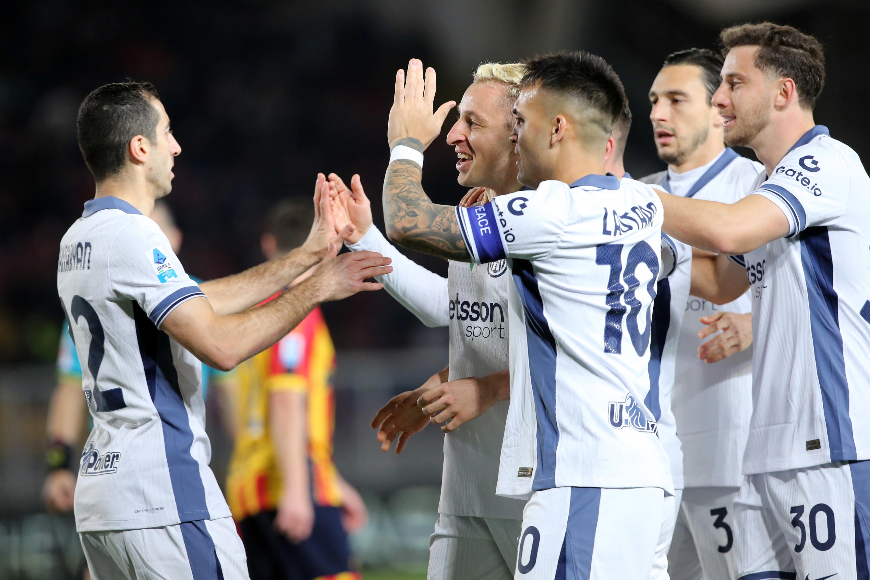 FC Inter Davide Frattesi celebrated by his teammates after scoring the goal during the Italian Serie A soccer match US Lecce - FC Inter at the Via del Mare stadium in Lecce, Italy, 26 January 2025. ANSA/ABBONDANZA SCURO LEZZI
