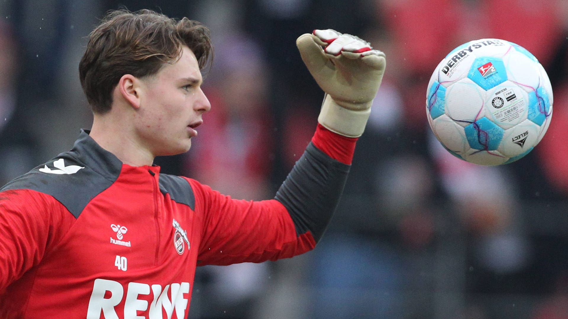 Jonas Urbig: He went through the youth teams of 1. FC Köln.
