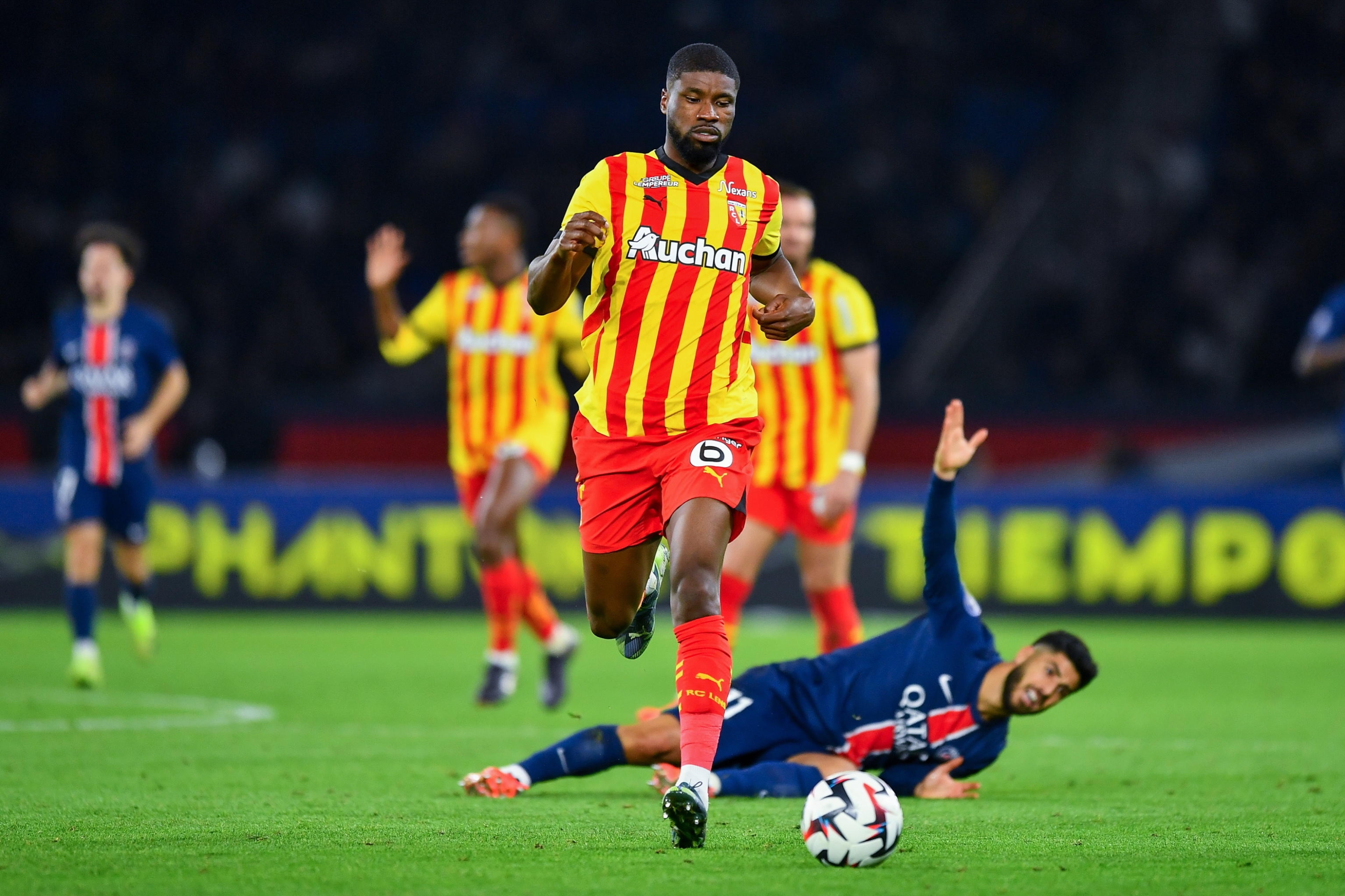 epa11697915 Kevin Danso of Lens controls the ball during the French Ligue 1 soccer match between Paris Saint Germain and RC Lens in Paris, France, 02 November 2024. EPA/Franco Arland