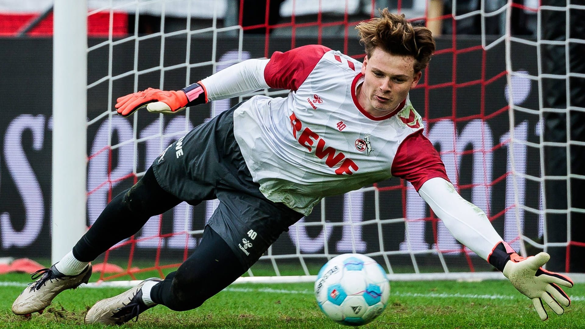 Looking at the ball: Cologne goalkeeper Jonas Urbig.
