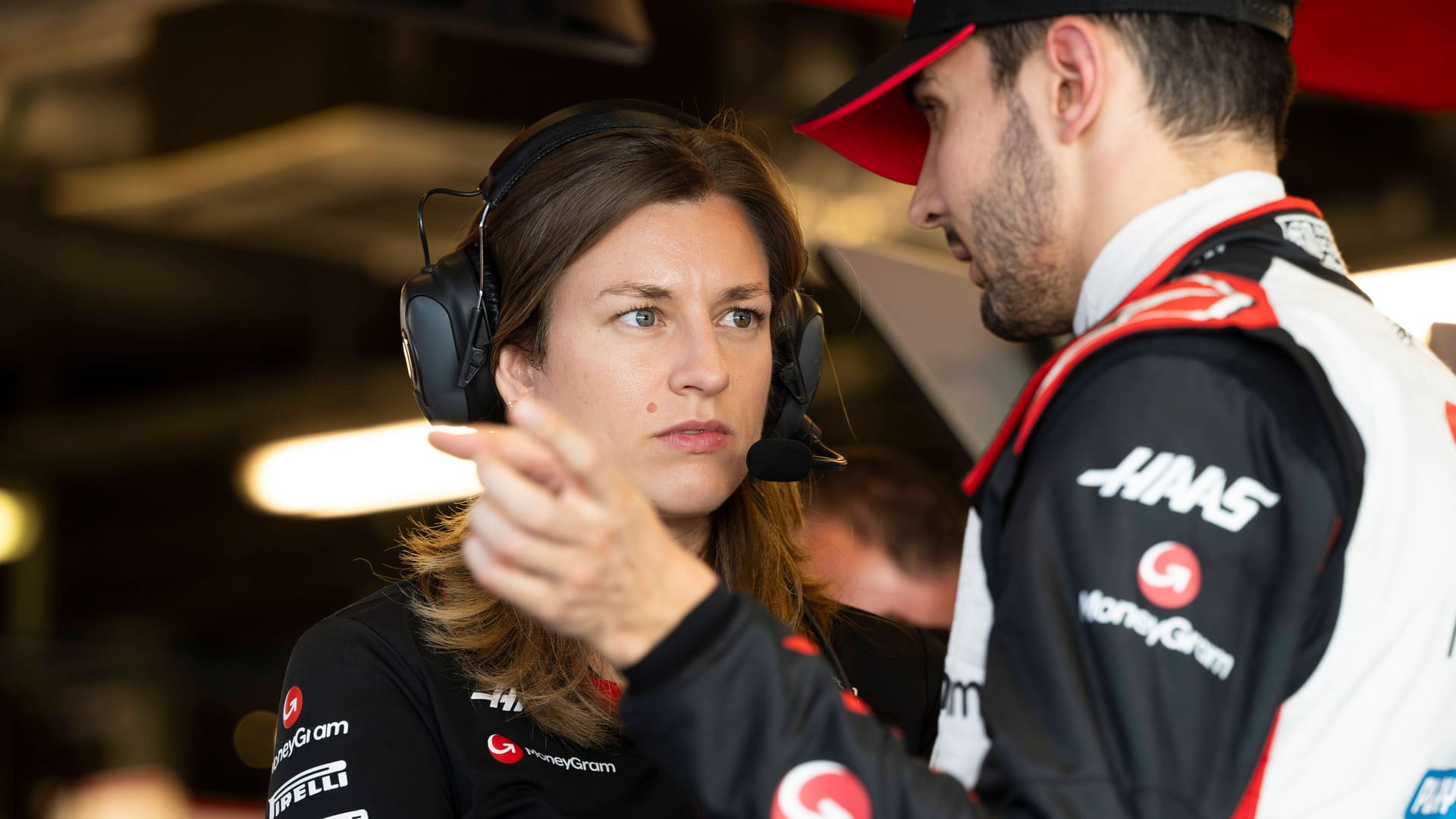 Laura Müller (l.): She once studied automotive engineering in Munich.