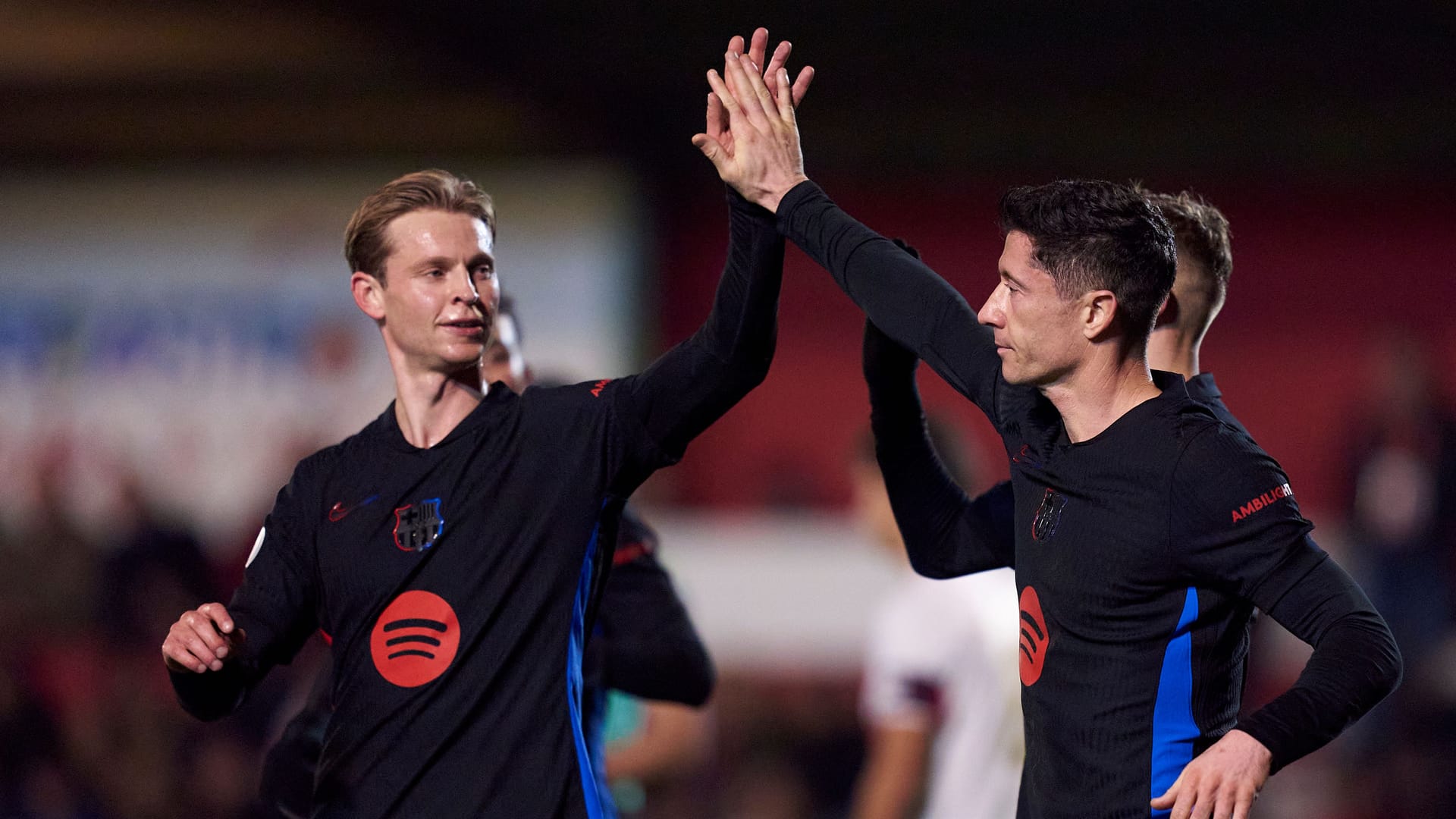 Frenkie de Jong (l.) celebrates with Robert Lewandowski: FC Barcelona is through to the next round.