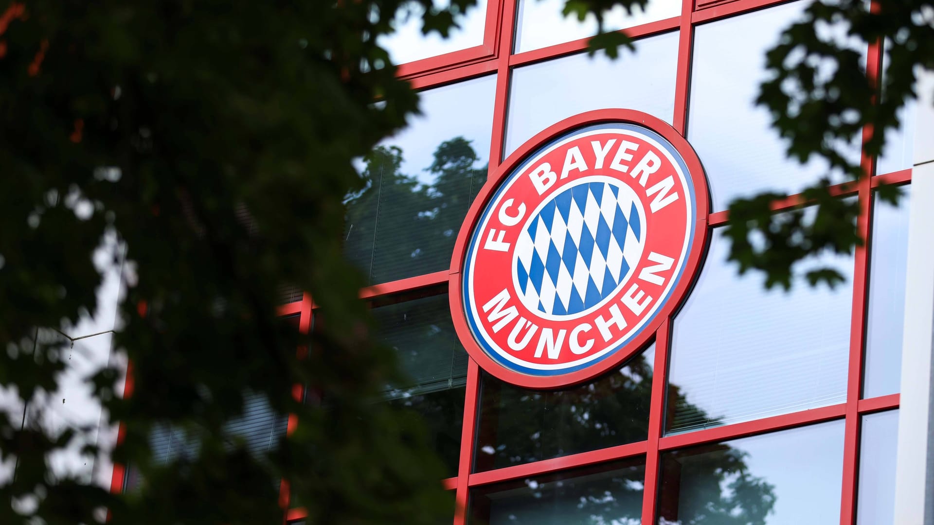 The FC Bayern club emblem on Säbener Straße: A man misused the name of the record champions for a crime.