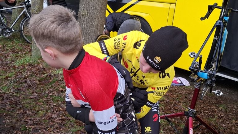 Marianne Vos puts her signature on the shirt of a young cyclist. (Photo: Leon Voskamp)