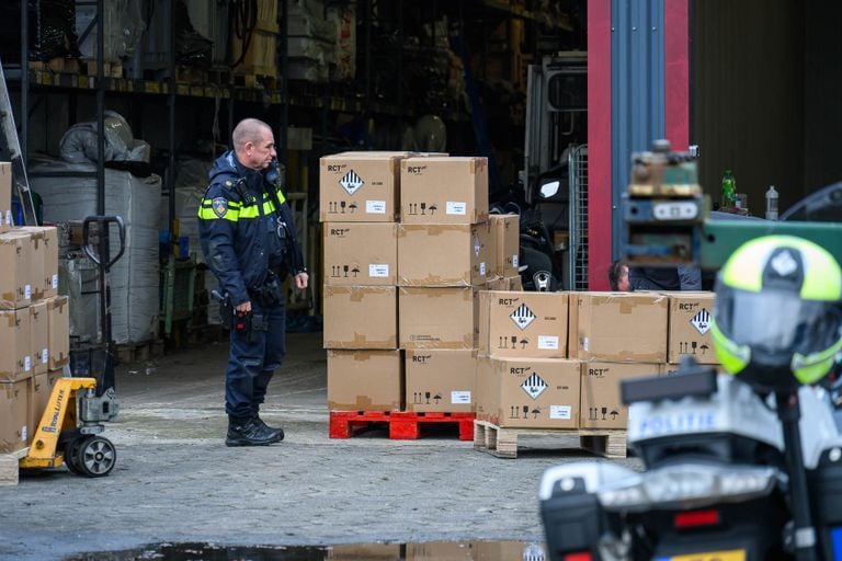 The police near several pallets with boxes containing batteries (photo: SQ Vision)