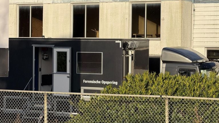 A mobile laboratory of forensic investigation on the site on the Pastoor Breugelstraat (photo: Robert te Veele).