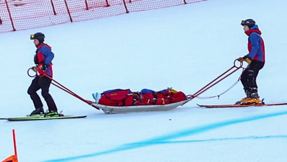 Dramatic scenes: Nina Ortlieb is transported on a stretcher from the route. Dramatic scenes: Nina Ortlieb is transported on a stretcher from the route.