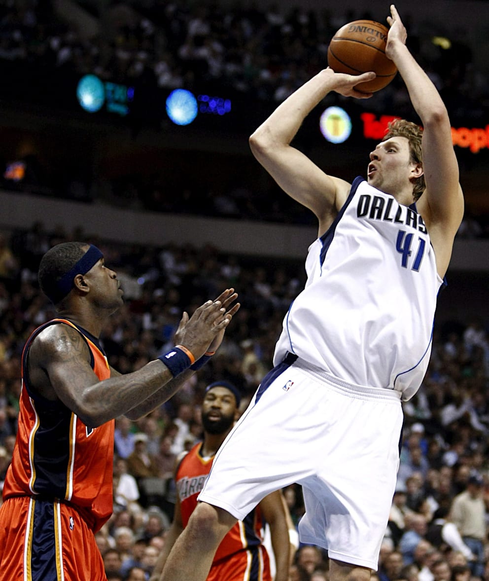 1998 holten die Dallas Mavericks Dirk Nowitzki (46/r.) in einem Tauschgeschäft