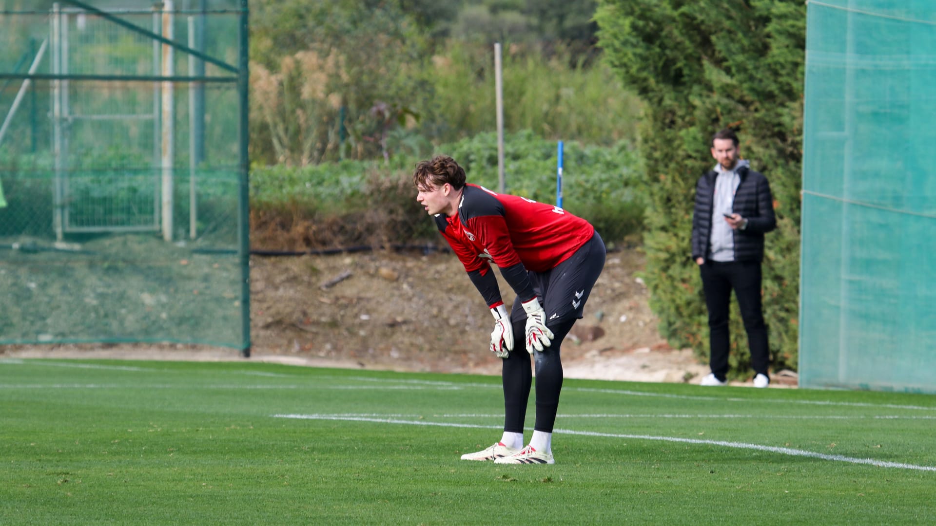 Jonas Urbig has to take a break from the training camp in Spain.