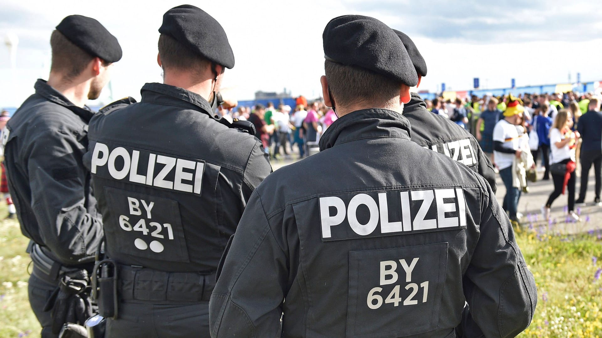 Police officers watch football fans (symbolic image): Whether clubs should bear the costs of police operations at high-risk games is controversial.