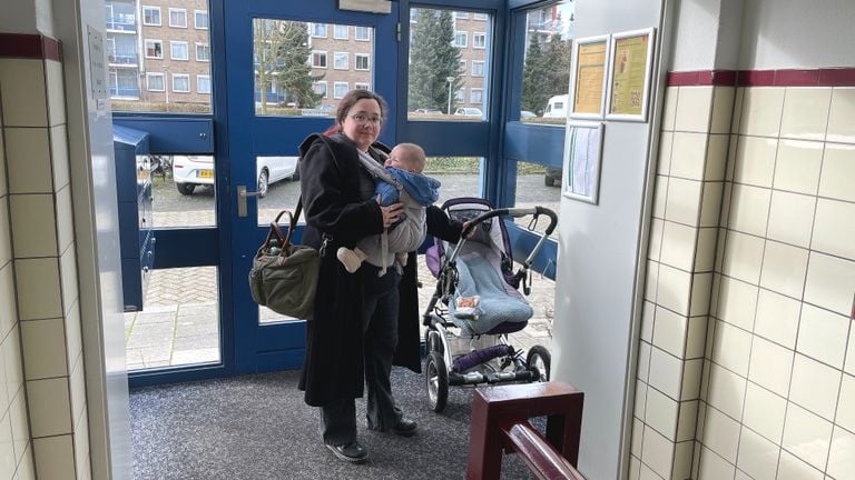 Stefanie do not take her son and the car on the stairs at the same time (photo: Rogier van Son).