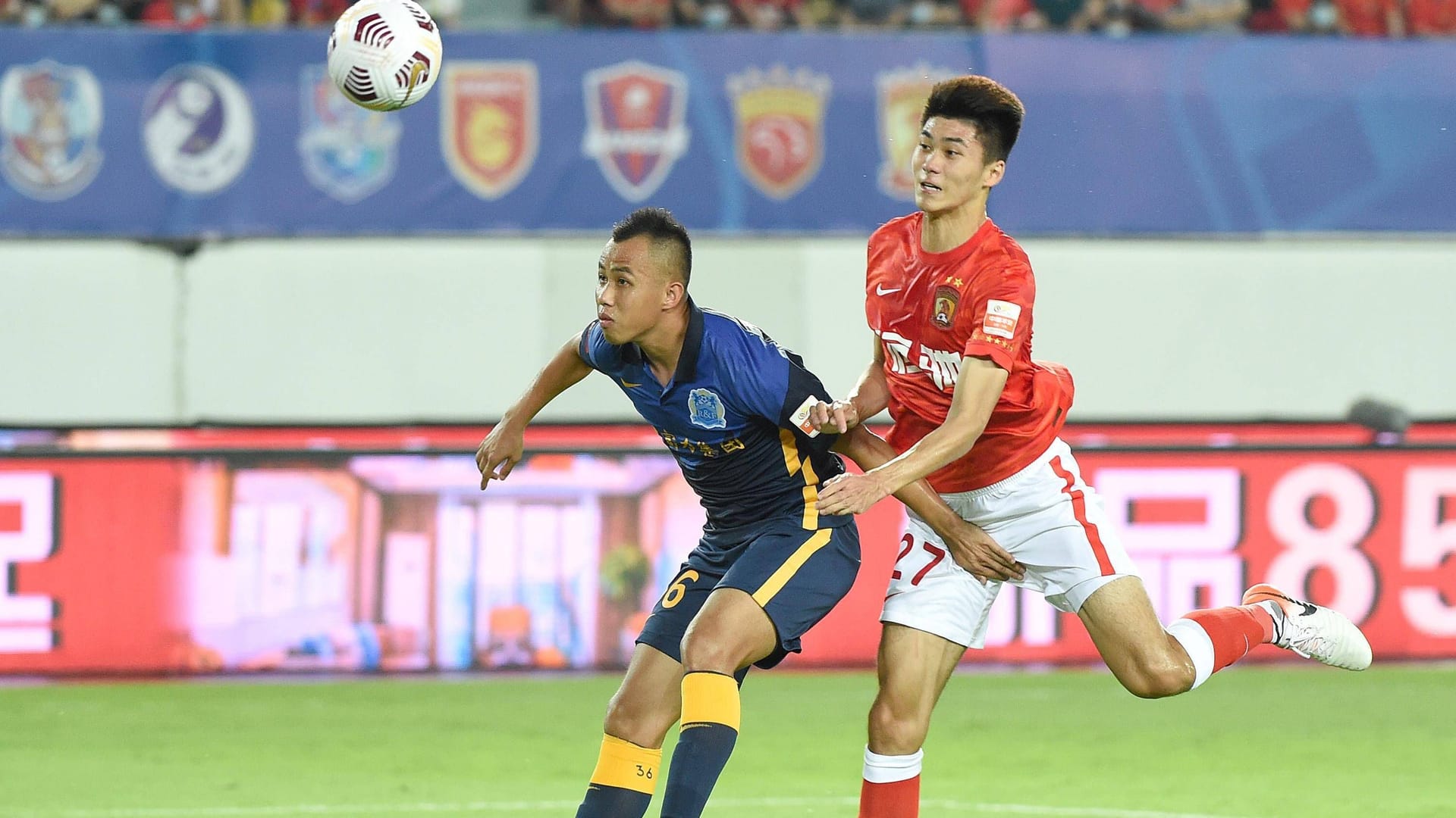 A player from Guangzhou FC (right) in a duel a few years ago: The once successful club is on the verge of collapse.