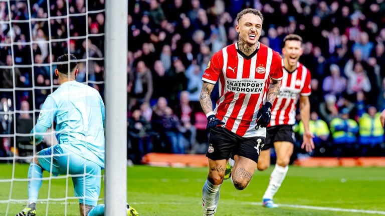 Noa Lang after a PSV goal. (photo: Marcel van Dorst). 
