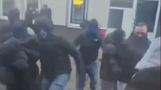 HSV hooligans in the attack: The Cologne fans don't seem to have expected the attack.
