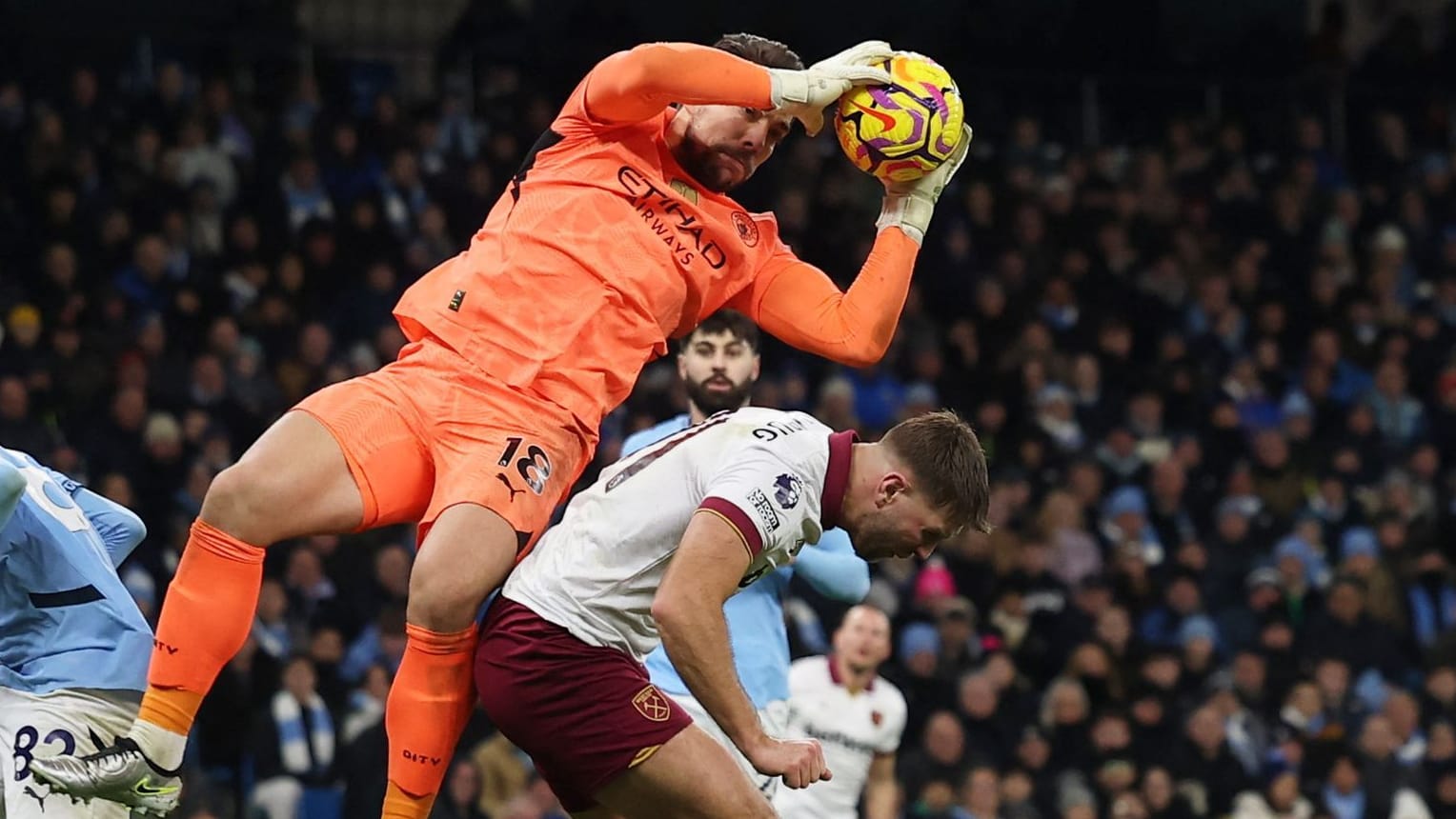 City keeper Stefan Ortega Moreno grabs the ball: Niclas Füllkrug (r.) is left behind.