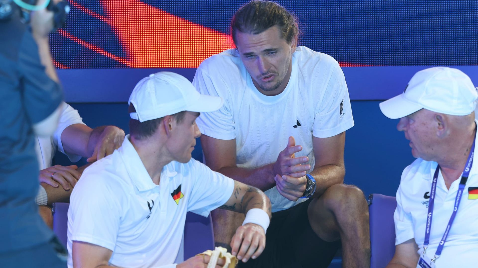 Alexander Zverev in conversation with his replacement Daniel Masur: The Australian Open starts in mid-January.