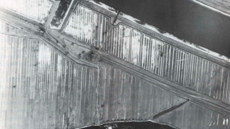 Aerial photo from early 1945 of Kapelsche Veer with harbor and houses (photo: archive) 
