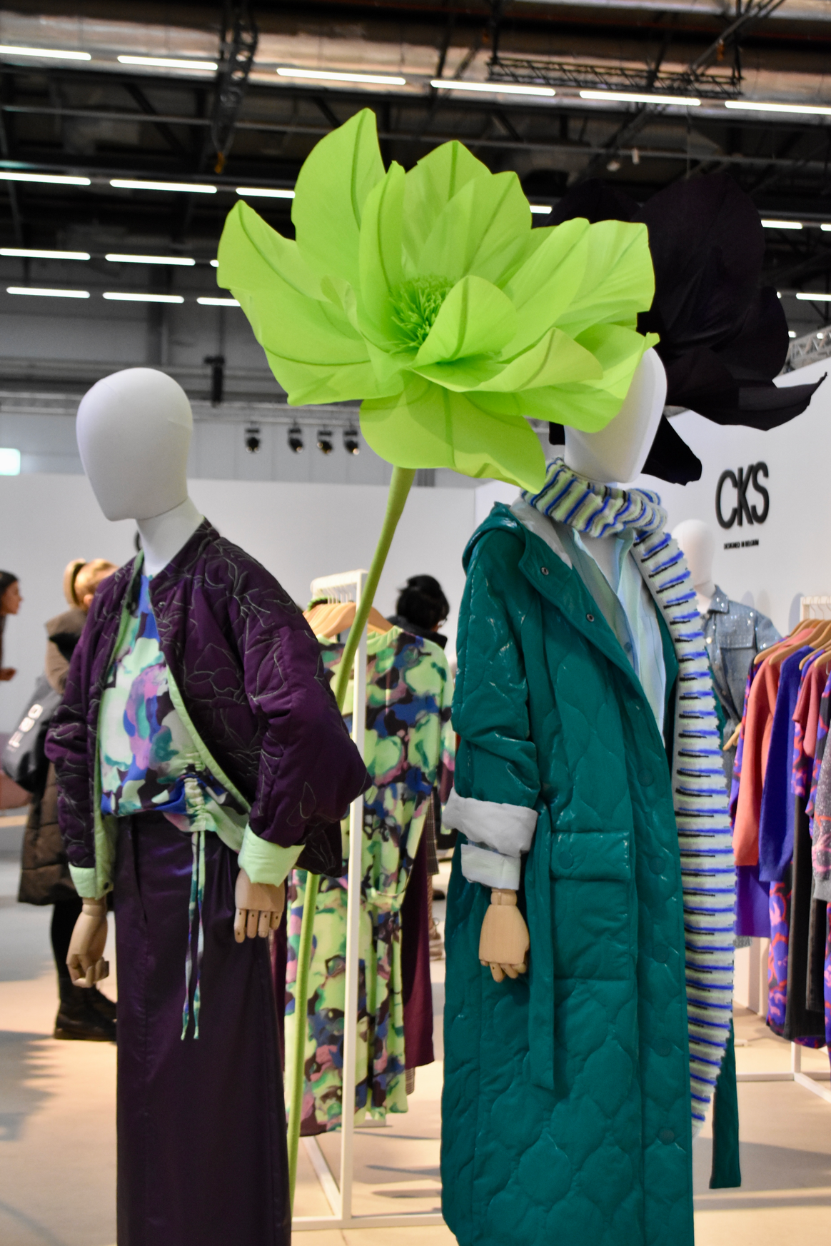A great tip for visual merchandisers: Oversized flowers.