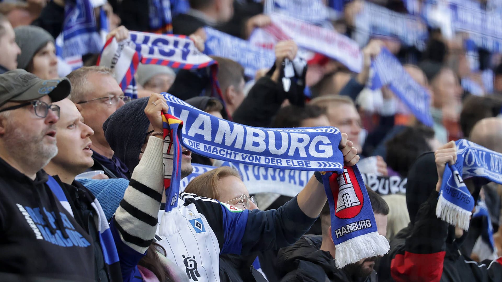 HSV fans with scarves (symbolic image): The club points out that counterfeit or illegally purchased tickets will be blocked.