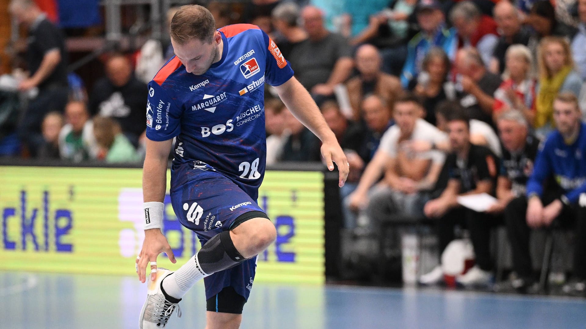 A handball player grabs his shoe: This can be seen again and again during games. Why?