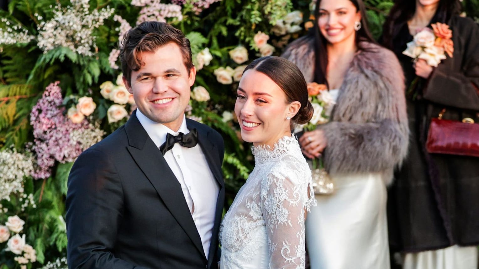 Magnus Carlsen (l.) and Ella Victoria Malone: ​​They got married in the Holmenkollen Chapel.